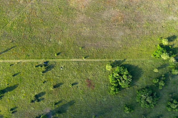 dziki widok pola z powyżej letniego tła