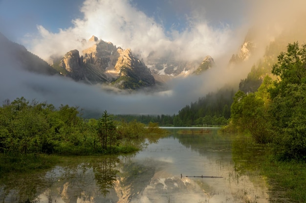 Dzikie góry Jezioro w mglisty poranek Natura Krajobraz Lago di Landro Durrensee Dolomity Alpy Włochy Europa