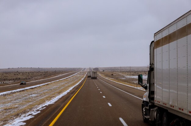 Dzikiej Ciężarówki Jazdy Na Snowy Dirt Road W Nowym Meksyku, Usa.