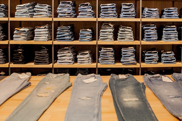 Dżinsy na półce sklepowej Niebieskie dżinsy dżinsy Kolekcja dżinsów ułożona