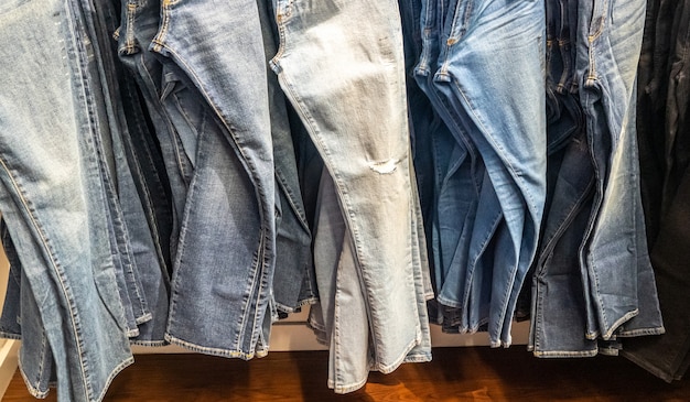 Dżinsy Wiszące Na Stojaku. Rząd Dżinsowych Spodni. Koncepcja Kupna, Sprzedaży, Zakupów I Mody Jeansowej