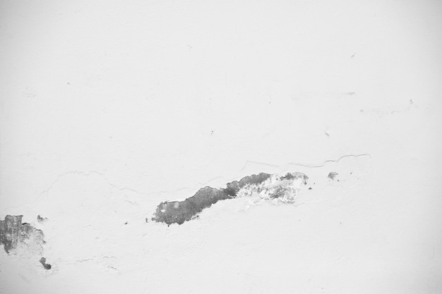 Dziura w lodzie, która jest w lodzie, który jest zamrożony w śniegu.