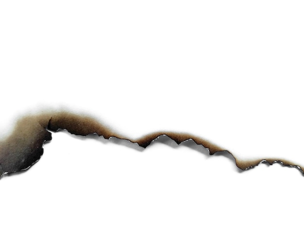 Zdjęcie dziurkowany papier z wypalonymi krawędziami na białym tle