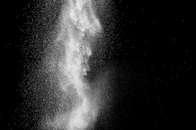 Zdjęcie dziwaczne formy bia? e chmury wybuchu proszku na czarnym tle.