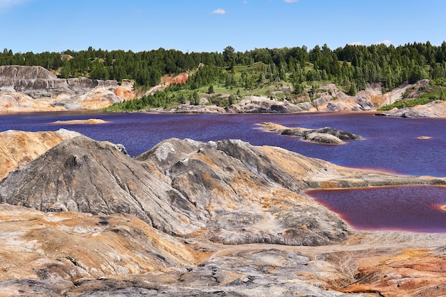 Dziwne Fioletowe Jezioro Powstałe Na Terenie Dawnego Kamieniołomu Kaolinu