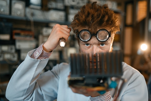 Zdjęcie dziwny inżynier bada chłodnicę, test w laboratorium. sprzęt laboratoryjny, warsztat inżynierski