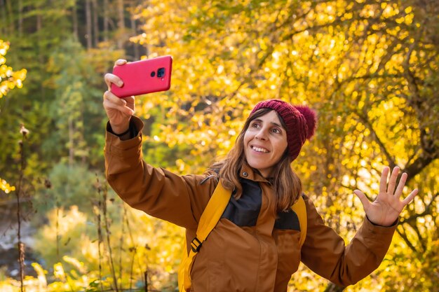 Dżungla Irati Lub Jesienią, Lifestyle, Młody Turysta Robiący Sobie Selfie W Lesie. Ochagavia, Północna Nawarra W Hiszpanii, Selva De Irati