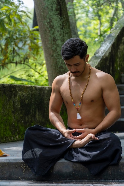 Dźwięk Om napisany w sanskrycie w tradycji hinduskiej i wedyjskiej jest świętym dźwiękiem oryginalnej mantry praktyki jogi medytacji