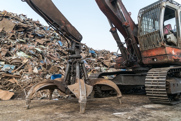 Zdjęcie dźwig grab działa w stacji recyklingu odpadów