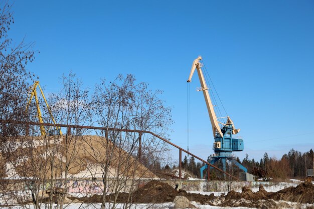 Dźwigi budowlane na placu budowy