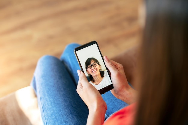 Dzwonienie wideo Kobieta rozmawia online z matką