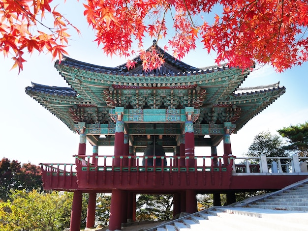 Dzwonkowy pawilon przy Seokguram grotą w Gyeongju, Południowy Korea.