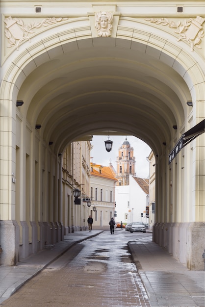 Dzwonkowy Wierza St John Kościelny Widok Przez łuku, Vilnius, Lithuania