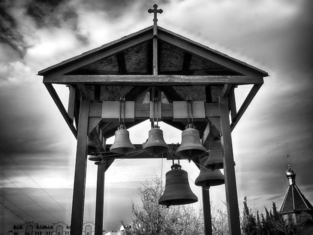 Dzwonnica, dzwon kościelny i zachmurzone niebo. mc