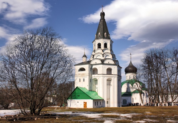 Dzwonnica i Katedra Pokrovsky w Aleksandrovskaya Sloboda w Aleksandrowie