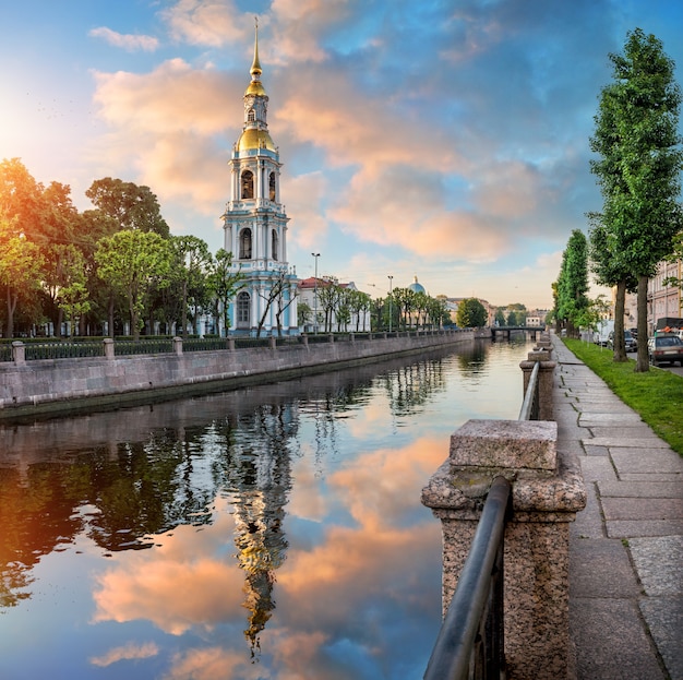Dzwonnica katedry św. Mikołaja na kanale Kryukov w Sankt Petersburgu z odbiciem w wodzie wczesnym letnim rankiem