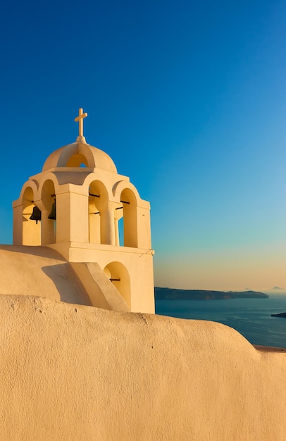 Dzwonnica Na Wyspie Santorini O Zachodzie Słońca, Grecja. Grecka Architektura