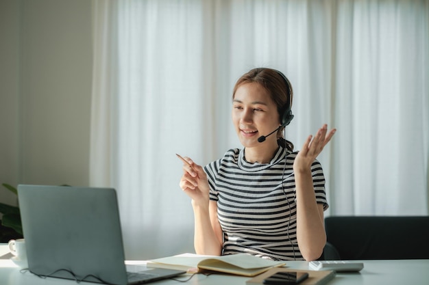 E-learning Edukacja Online I Internetowe Dystanse Społeczne Chronią Przed Wirusami Covid19 Koncepcja Azjatycka Studentka Wideokonferencja E-learningowa Z Nauczycielem Na Laptopie W Domu