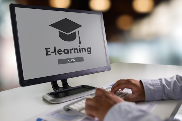 E-learning na ekranie Internet Networking Udostępnianie online na kursie edukacji komputerowej nauka komunikacji i nauczanie trenerów w technologii domowej cyberprzestrzeni
