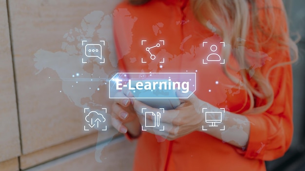 E-learning online Nowoczesna metoda edukacji Osoba trzyma smartfon