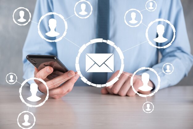 E-mail i użytkownik ikona, znak, koncepcja marketingu symboli lub biuletynu, schemat. Wysyłanie wiadomości e-mail. Poczta masowa. Koncepcja marketingu e-mail i sms. Schemat sprzedaży bezpośredniej w biznesie. Lista klientów do mailingu.