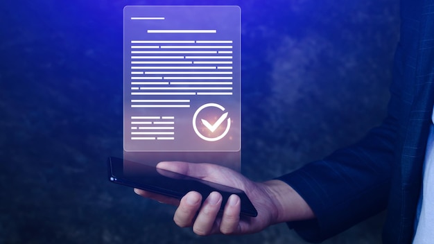 E-podpis Elektroniczny system zarządzania dokumentami Biznesmen podpisuje dokument elektroniczny na dokumencie cyfrowym na smartfonie