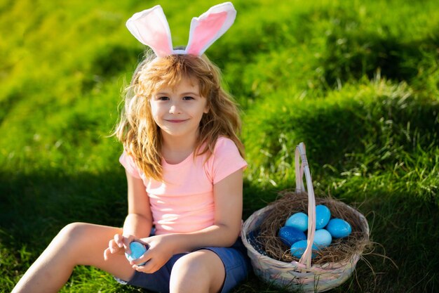 Easter bunny dziecko chłopiec z śliczną twarzą dzieciaki poluje na pisanki