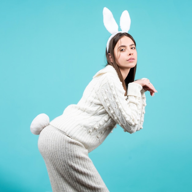 Easter bunny girl zaskoczona dziewczyna z uszami królika w dzień wielkanocny urocza kobieta w stroju królika królika