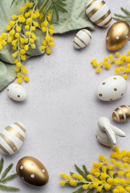 Easter eggs na szarym betonowym tle