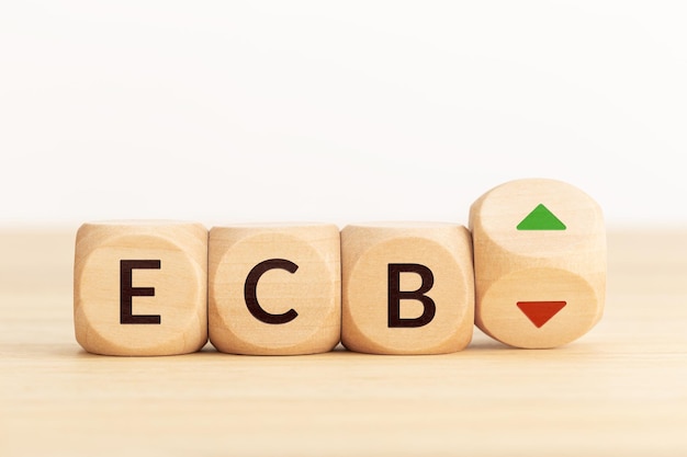 ECB lub Europejski Bank Centralny kontrolują stopy procentowe Drewniane bloky z tekstem i strzałkami Kopiuj przestrzeń