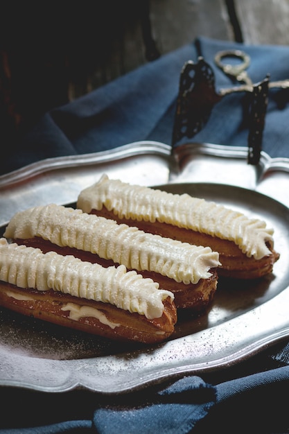 Eclairs w metalowej płytce