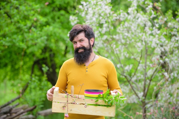 Eco Farmer Hold Box Wiosna Rolnik Rolnik Pracuje W Ogrodzie Rolnik Brodaty Mężczyzna Przygotowuje Się Do