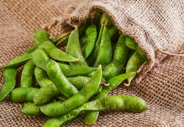 Edamame Lub Soja Wysypują Się Z Torby Na Wór