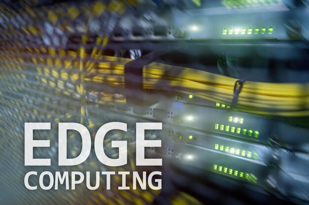 EDGE computing internet i nowoczesna koncepcja technologii na tle nowoczesnej serwerowni