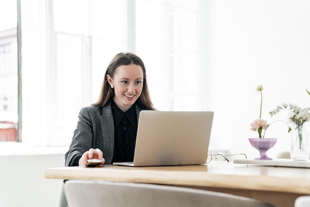 Edukacja online kobiety korzysta z laptopa online w domu