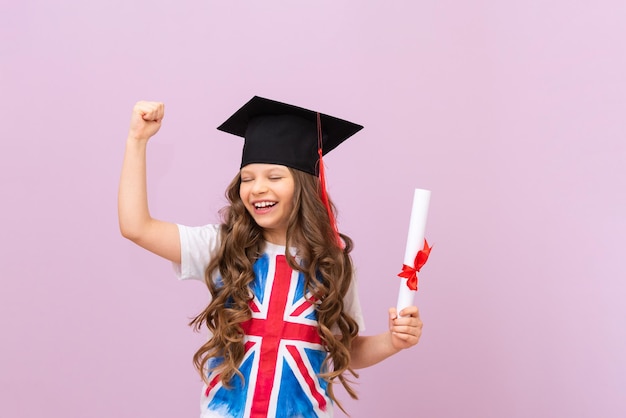 Edukacja szkolna i uzyskanie certyfikatu Nauka języka angielskiego na kursach Wesoła uczennica w koszulce z flagą Wielkiej Brytanii
