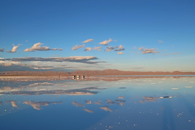 Zdjęcie efekt lustra na słonych równinach salar de uyuni pod koniec pory deszczowej w boliwii ameryka południowa