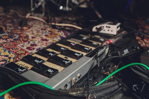 Zdjęcie efekty przetwarzania dźwięku gitary elektrycznej i gitary na podłodze studia efekty i kable typu gitary elektrycznej i stomp box na podłodze studia celowo nakręcone z niskim tonem klucza