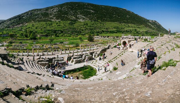Efez Turcja 14 Kwietnia 2009 Ludzie Zwiedzają Mały Amfiteatr W Starożytnym Mieście Efez W Turcji