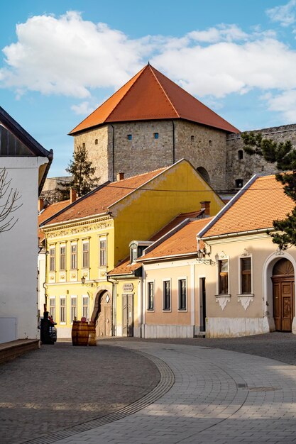 Eger Węgry widok na średniowieczne Stare Miasto z historycznej twierdzy o zachodzie słońca