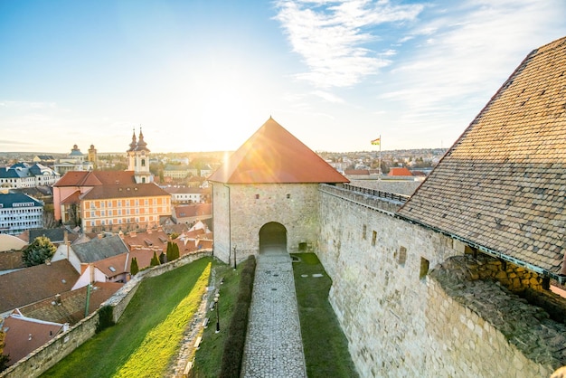 Eger Węgry widok na średniowieczne Stare Miasto z historycznej twierdzy o zachodzie słońca