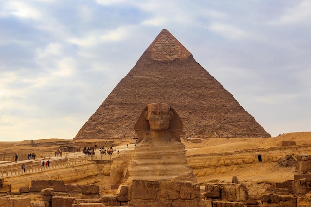 Egipski Wielki Sfinks i piramidy w Gizie w Kairze, Egipt