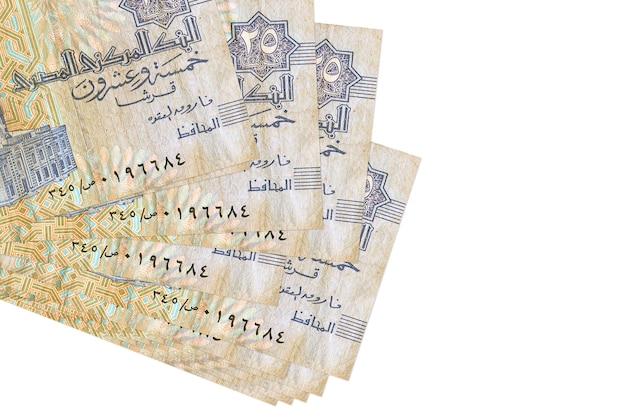 Egipskie rachunki piastres leży w małej wiązce lub paczce na białym tle