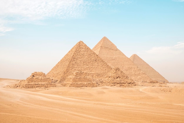 Egipt Kair Giza Widok ogólny piramid z płaskowyżu Gizy trzy piramidy znane jako Piramidy Królowych w tle Piramida Menkaure Mykerinos Chefrena Chefrena i Chufu Cheopsa