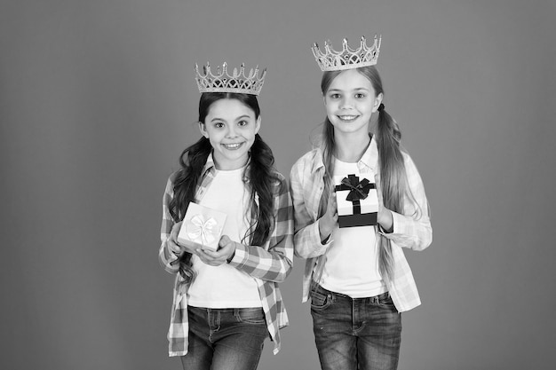 Egocentryczna księżniczka Dzieci noszą złote korony symbol księżniczki Każda dziewczyna marząca o zostaniu księżniczką Mała księżniczka Szczęśliwe dzieciństwo Zasługujemy tylko na najlepsze Dziewczyny noszą korony Koncepcja zepsutych dzieci