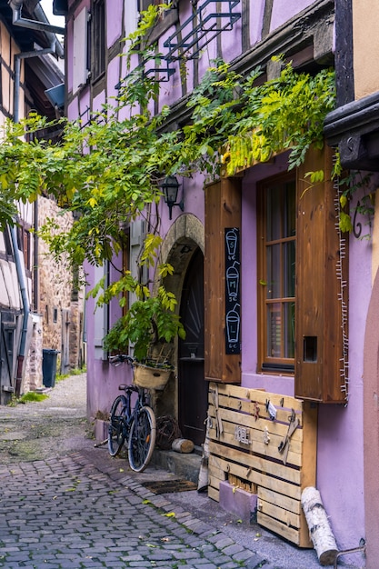 Eguisheim, Francja - 7 grudnia 2019: Historyczna wioska Eguisheim we Francji. Dziedzictwo UNESCO.