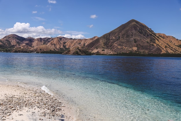 Egzotyczna Plaża Z Górą W Labuan Bajo