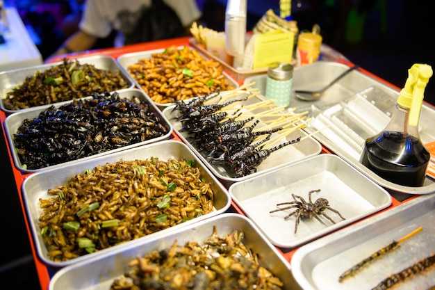 Egzotyczne jedzenie na drodze Khao San w nocy w mieście Bangkok Tajlandia Wakacje i koncepcja podróży