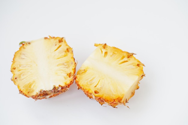 Egzotyczne owoce ananasowe dla dzieci na białym tle Zdrowe odżywianie dietetyczne jedzenie