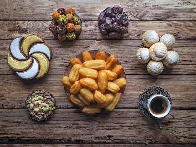 Zdjęcie eid and ramadan dates sweets - kuchnia arabska. widok z góry.